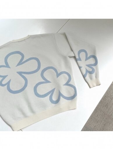 ACADA studio baltas džemperis su gėle WHITE & BABY BLUE FLOWER JUMPER