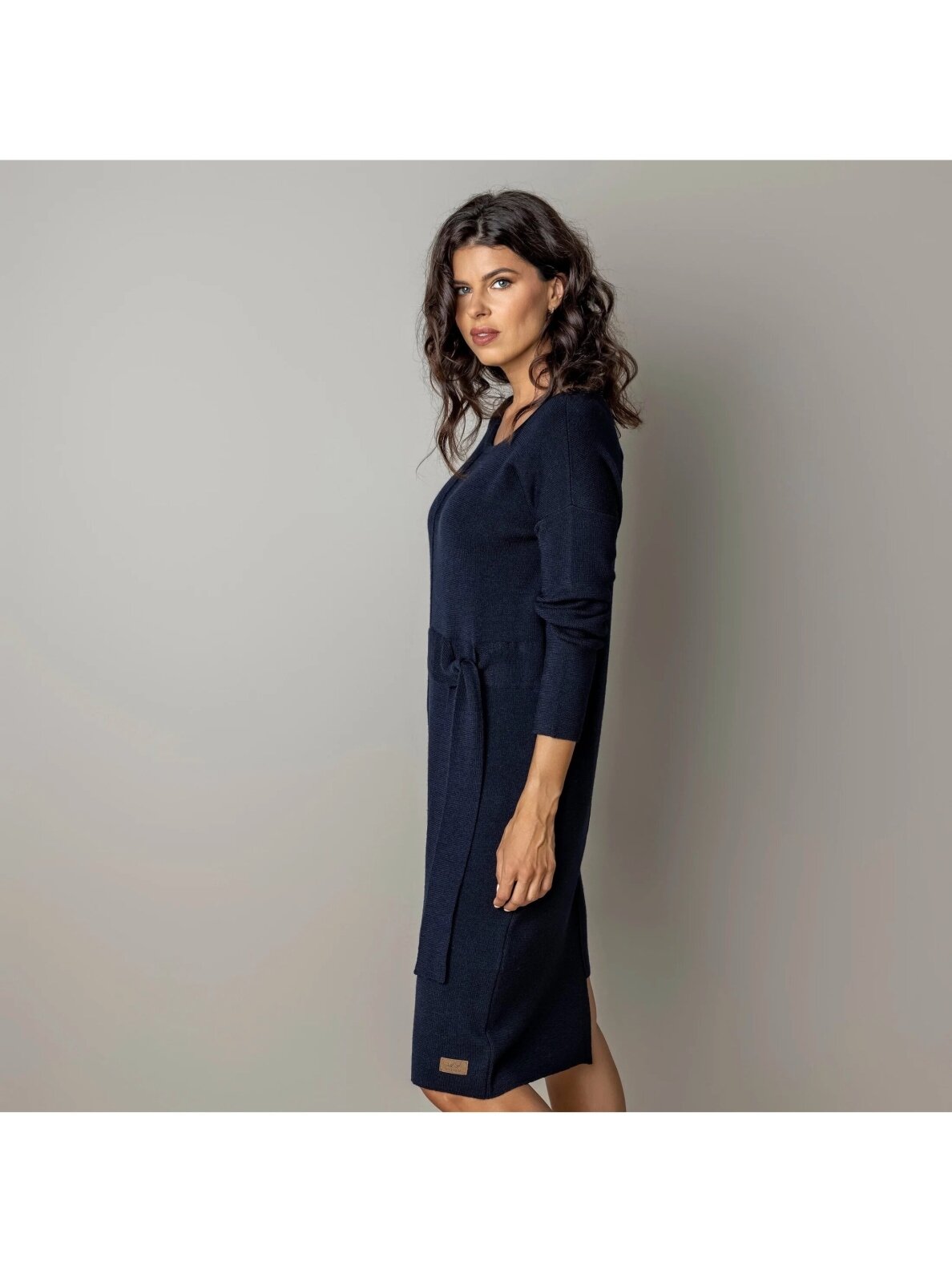 AG design tamsiai mėlyna megzta merino vilnos suknelė Claudia 4 AG design tamsiai mėlyna megzta merino vilnos suknelė Claudia 4