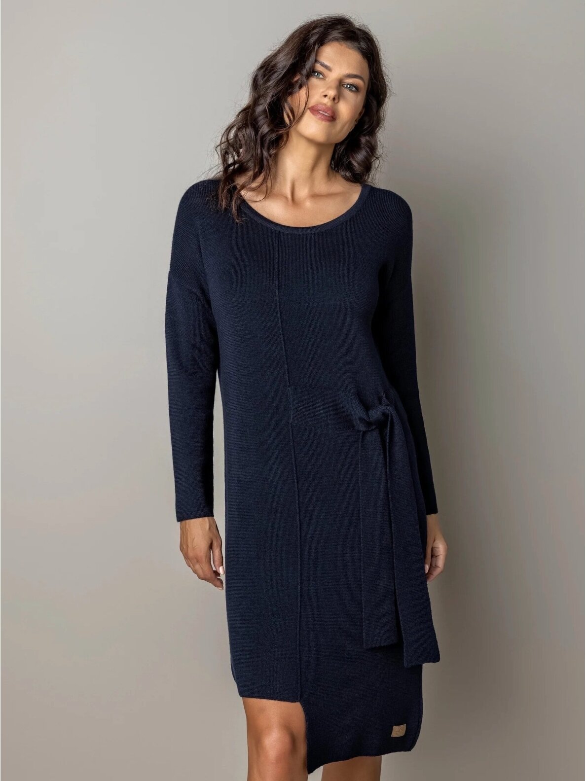 AG design tamsiai mėlyna megzta merino vilnos suknelė Claudia 2 AG design tamsiai mėlyna megzta merino vilnos suknelė Claudia 2