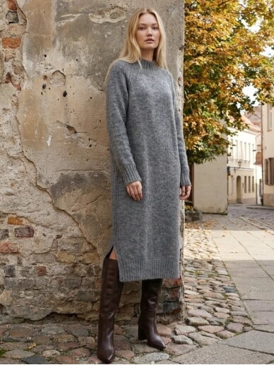 AG design Ilga alpakos vilnos megzta suknelė su skeltukais AGNESA - pilka 12 AG design Ilga alpakos vilnos megzta suknelė su skeltukais AGNESA - pilka 12