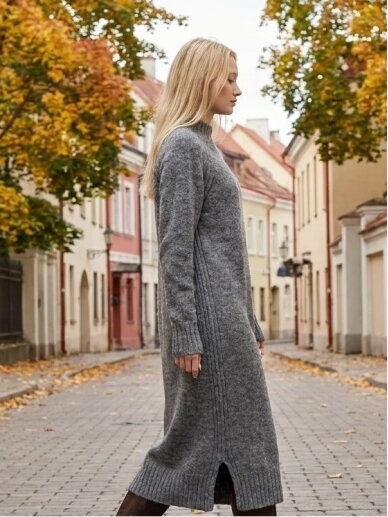AG design Ilga alpakos vilnos megzta suknelė su skeltukais AGNESA - pilka 8 AG design Ilga alpakos vilnos megzta suknelė su skeltukais AGNESA - pilka 8