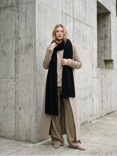 AG DESIGN Megztas itin platus, ilgas minimalistinis 100 % merino vilnos šalikas - juodas 4 AG DESIGN Megztas itin platus, ilgas minimalistinis 100 % merino vilnos šalikas - juodas 4