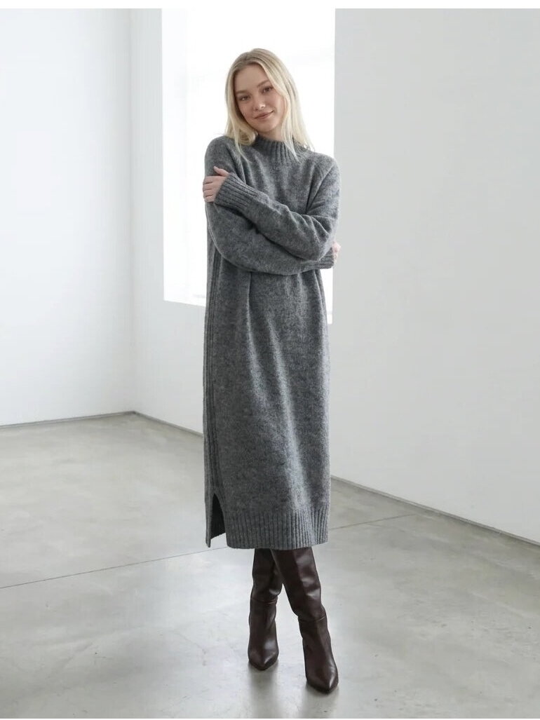 AG design Ilga alpakos vilnos megzta suknelė su skeltukais AGNESA - pilka 7 AG design Ilga alpakos vilnos megzta suknelė su skeltukais AGNESA - pilka 7