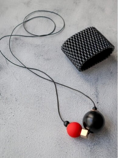 EGO accessories Ilgas juodo ir raudono burbulo kaklo papuošalas