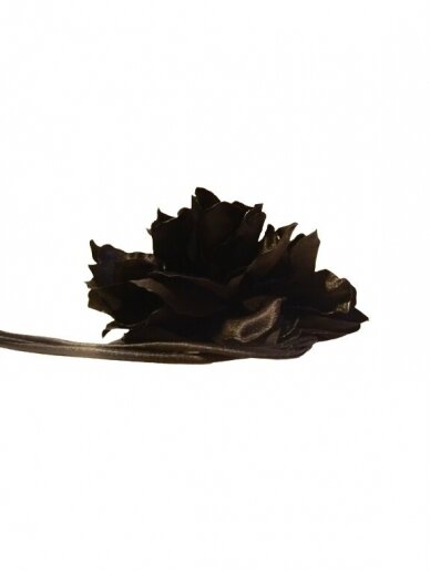 Rankų darbo šilkinis juodas kaklo papuošalas  “Rožė”