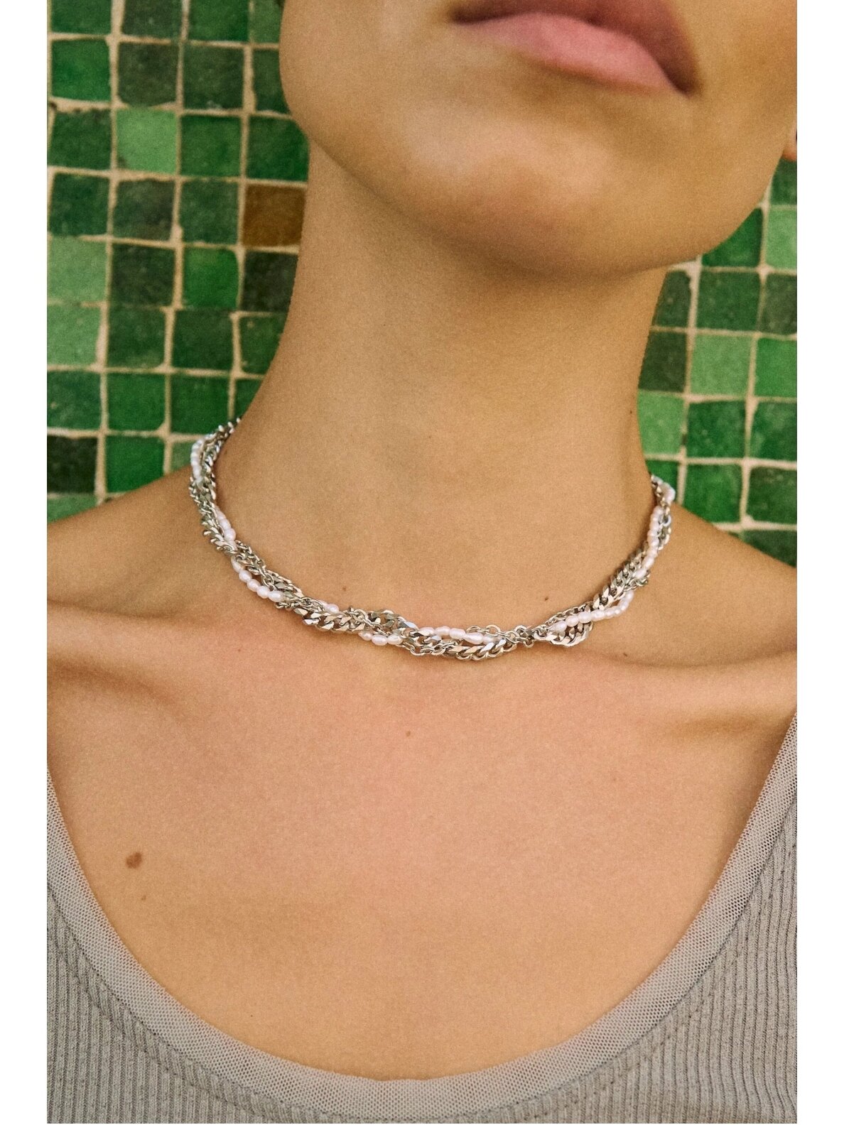 UGNÈS STORY PINTAS PERLŲ IR GRANDINĖLIŲ CHOKERIS UGNÈS STORY PINTAS PERLŲ IR GRANDINĖLIŲ CHOKERIS
